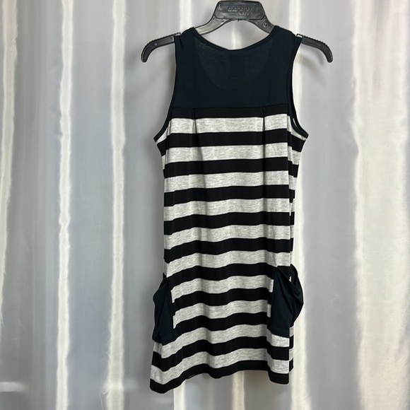 Cute dress with 2 pockets.  New but no tags - Picture 2 of 4